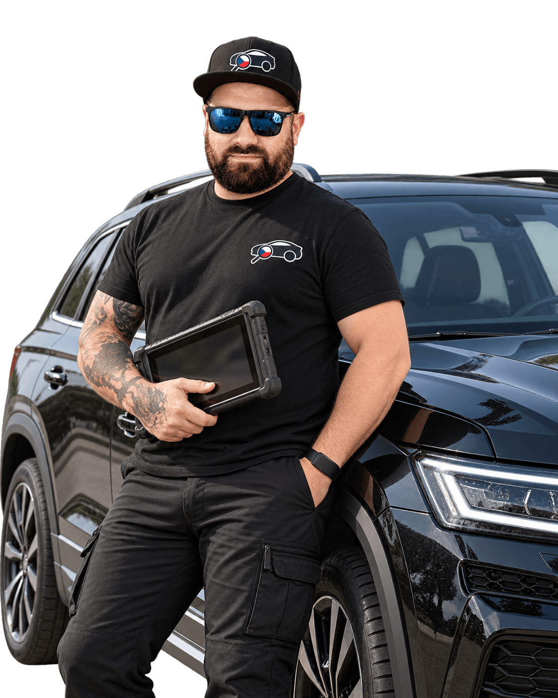 Ladislav Křivánek opřený o auto s tabletem
