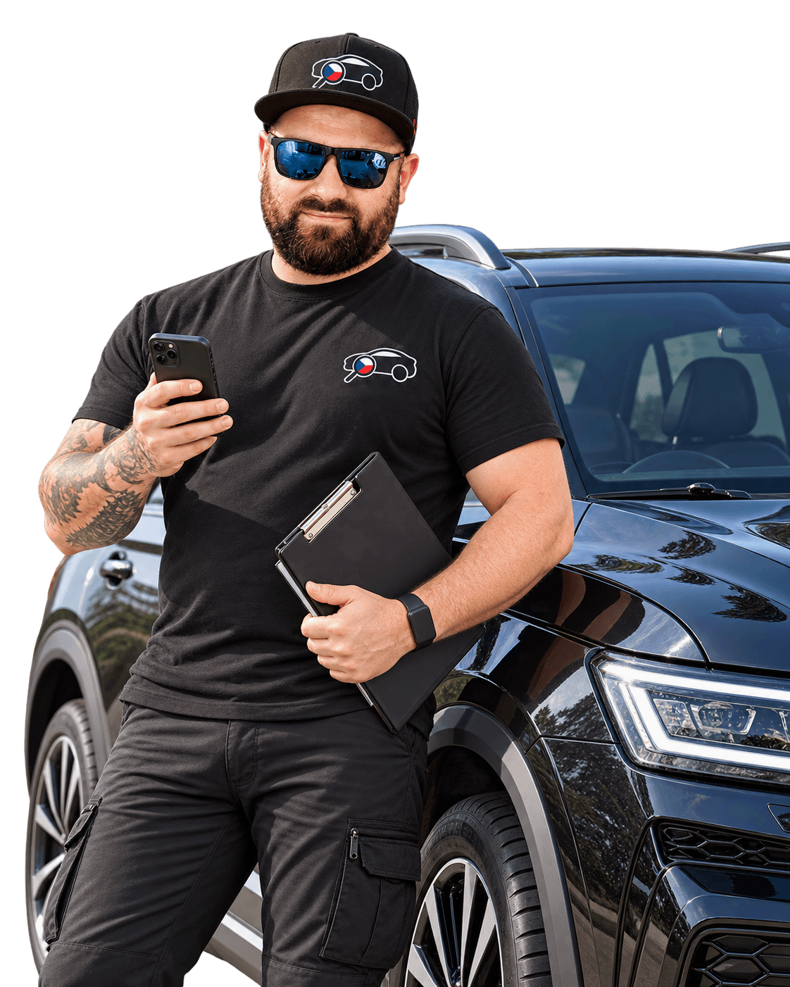 Ladislav Křivánek opřený o auto s telefonem a podklady ke kontrole